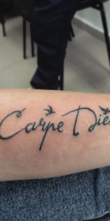 Татуировка фраза на латыни на руке