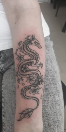 Татуировка дракона на руке