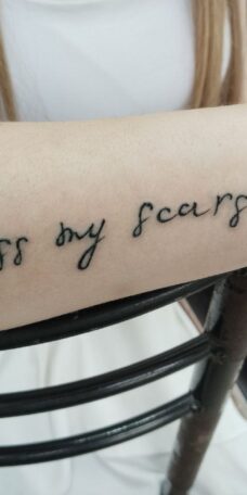 Татуировка надпись на руке