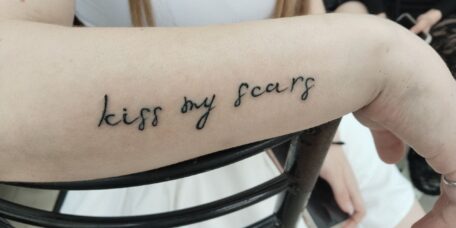 Татуировка надпись на руке