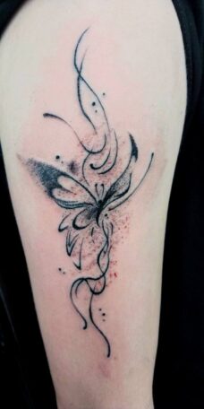 Татуировка бабочка на руке