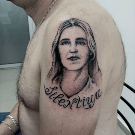 Татуировка портрет на плече