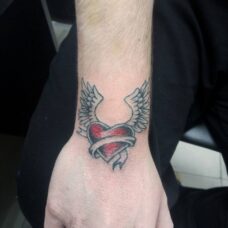 Татуировка сердце с крыльями