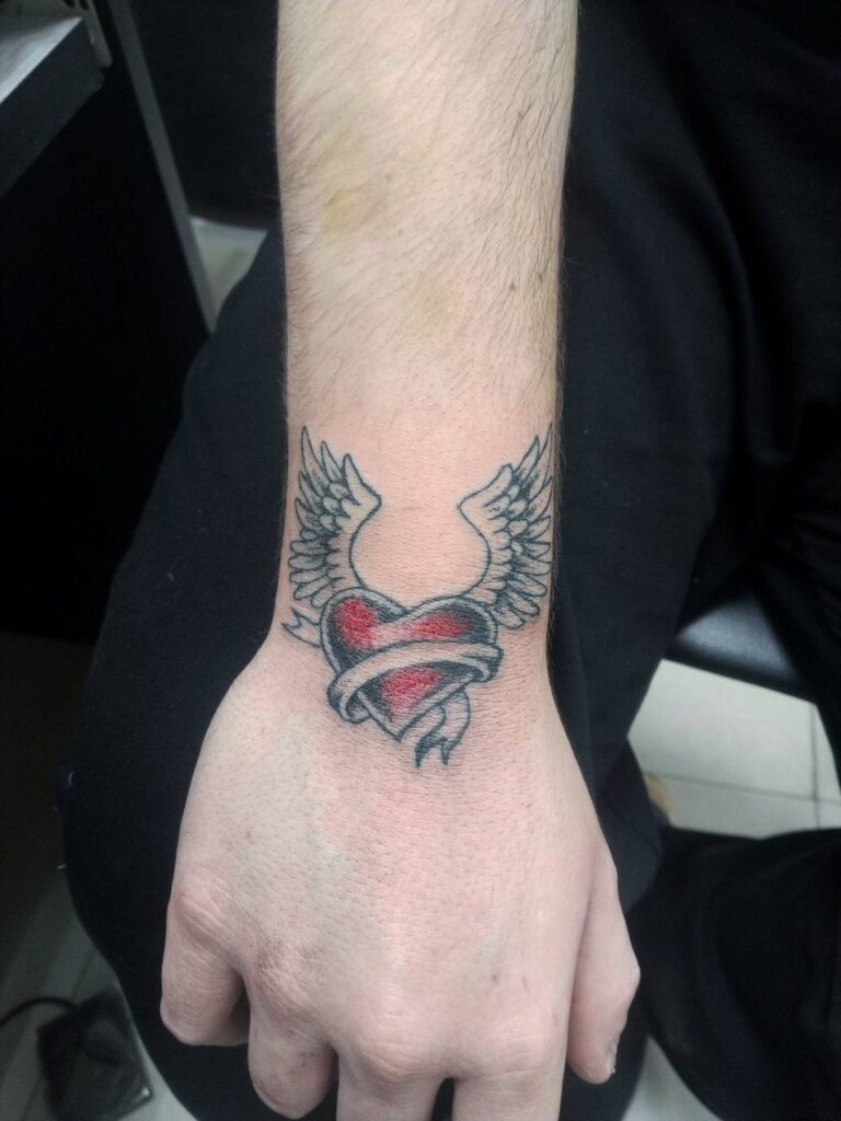 Татуировка сердце с крыльями