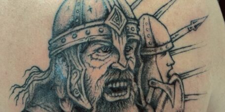Татуировка Викинг на лопатке