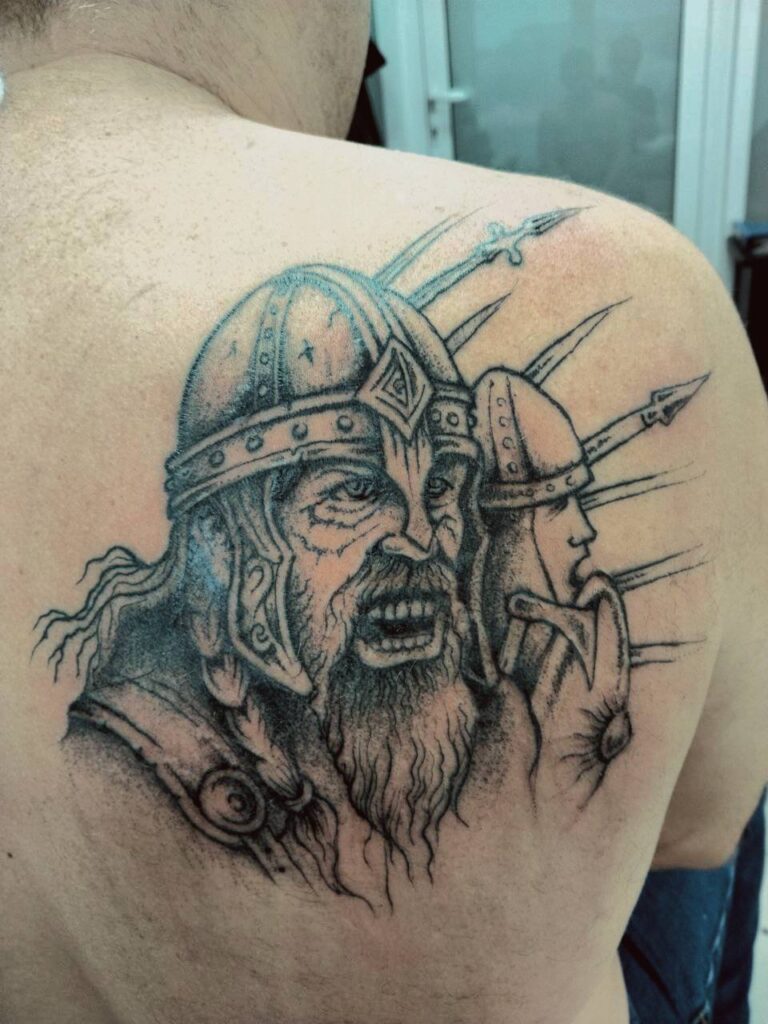 Татуировка Викинг на лопатке