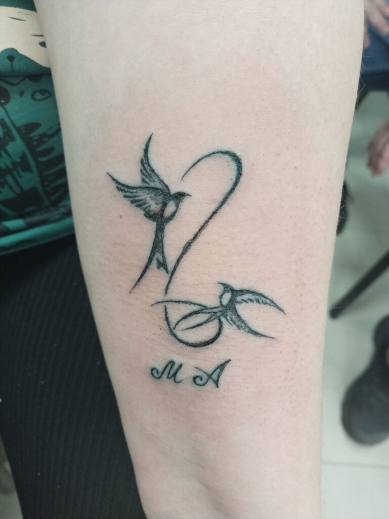 Татуировка две ласточки