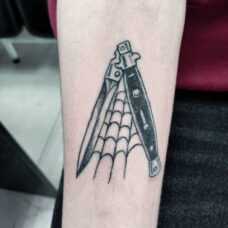 Татуировка нож с паутиной