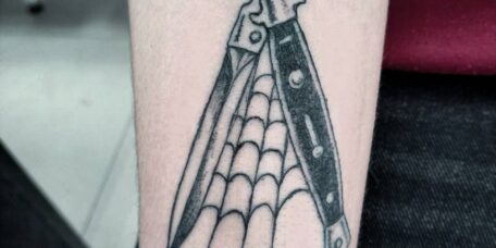 Татуировка нож с паутиной