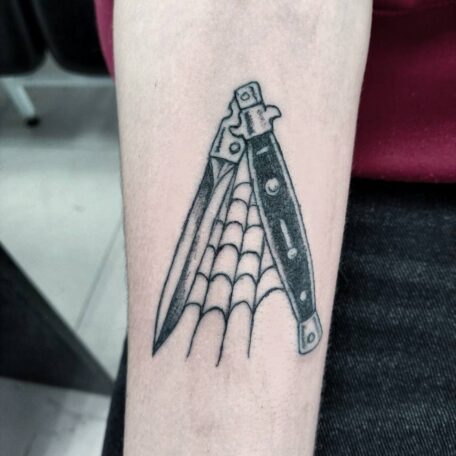 Татуировка нож с паутиной