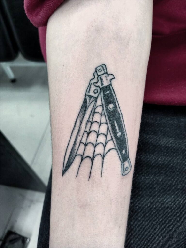 Татуировка нож с паутиной