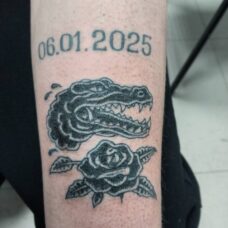 Татуировка крокодил с розой