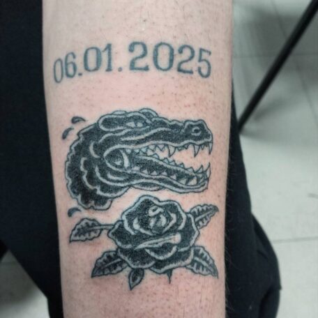 Татуировка крокодил с розой