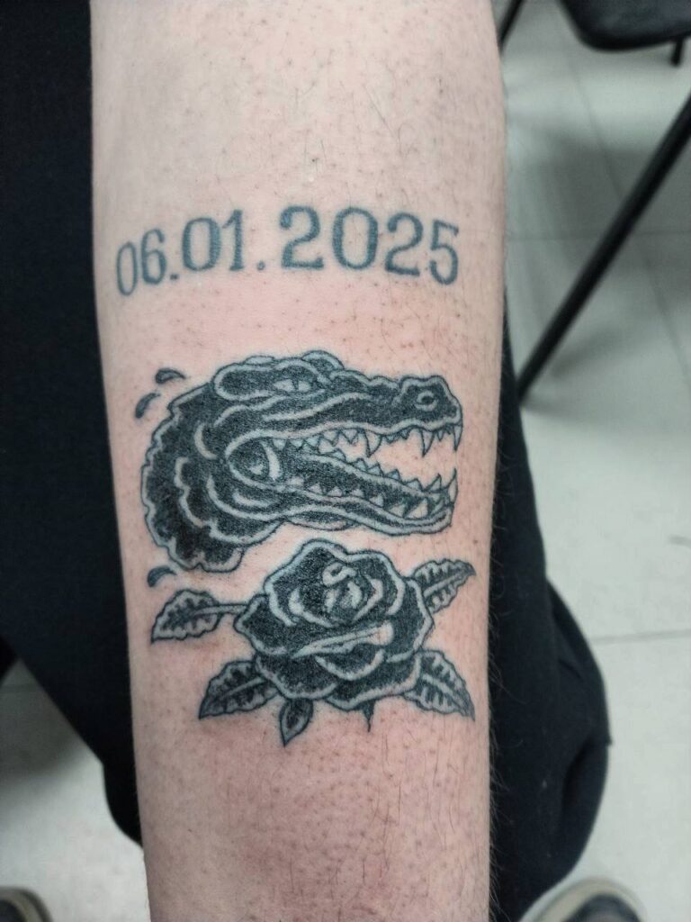 Татуировка крокодил с розой
