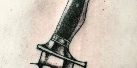 Татуировка "Нож вонзённый в сердце"