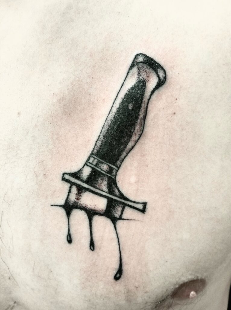 Татуировка "Нож вонзённый в сердце"